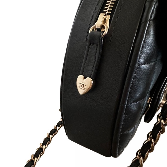 Chanel CC in Love Heart Crossbody Bag Quilted Lambskin Black Light Gold Hardware - Picture 4 of 15